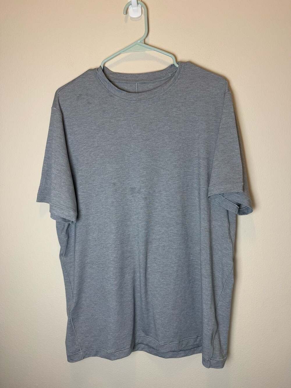 Vuori Strato Tech Tee Size L Grey Athletic Short Sleeve Crew Neck